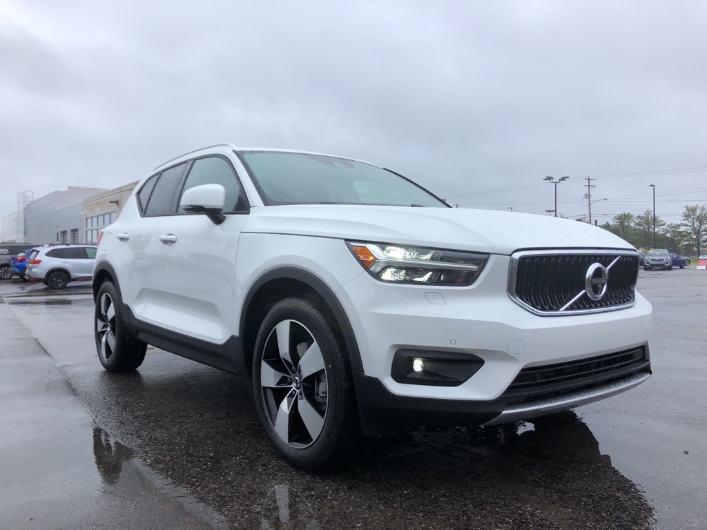 New 2020 Volvo XC40 Momentum AWD 4D Sport Utility